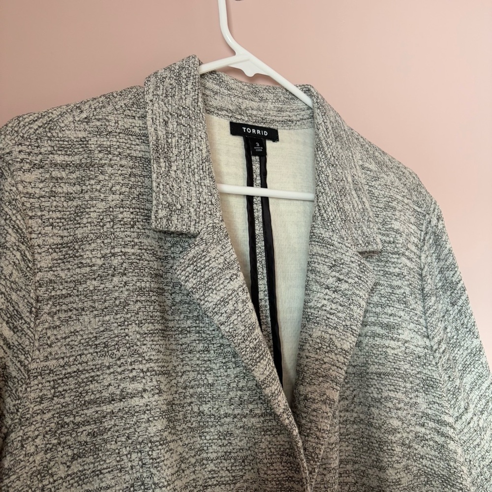 💚Torrid Gray Blazer with Notched Lapels and Oversized Fit - Picture 2 of 6